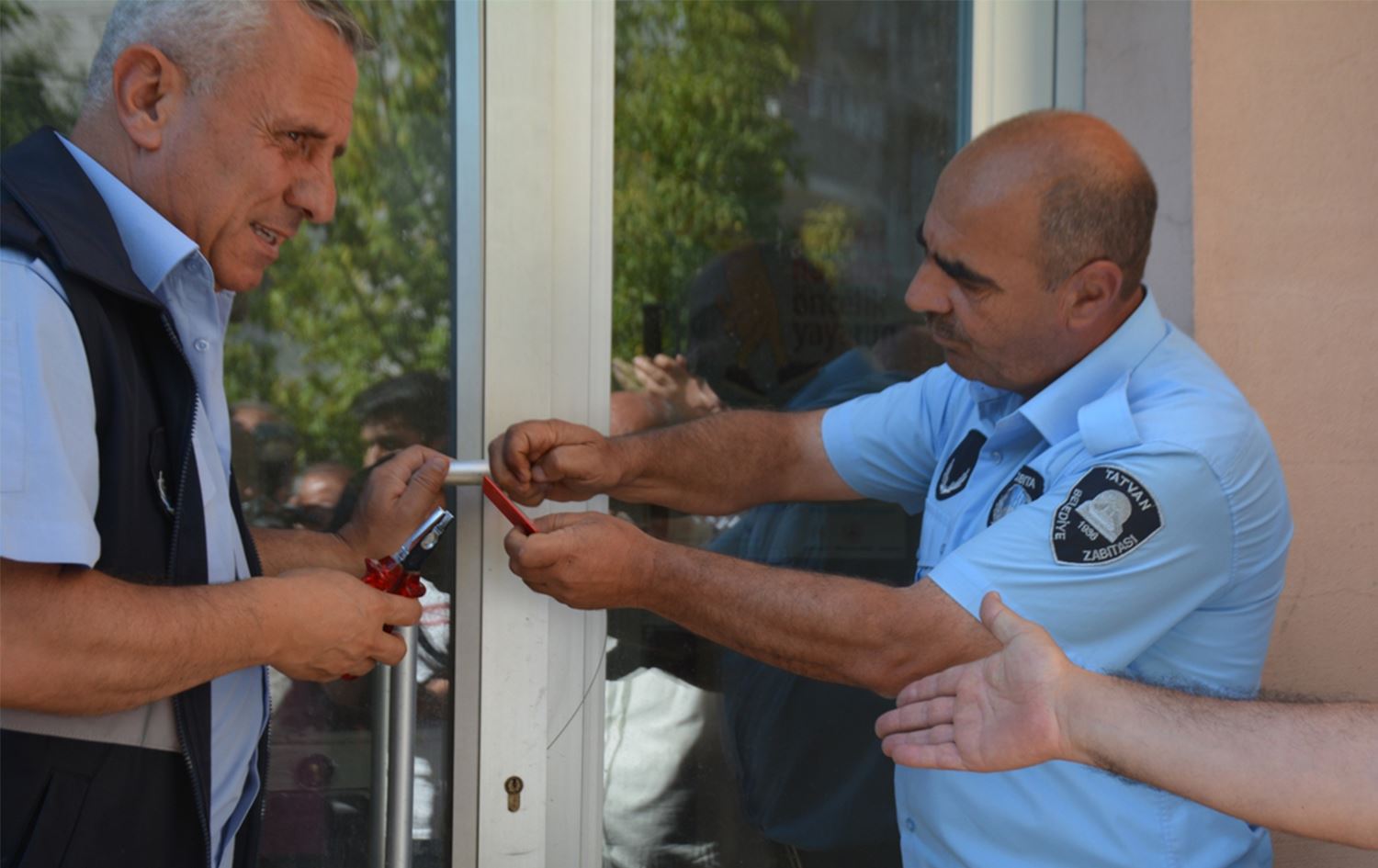 Elektriği kesilen belediye VEDAŞ binasını mühürledi