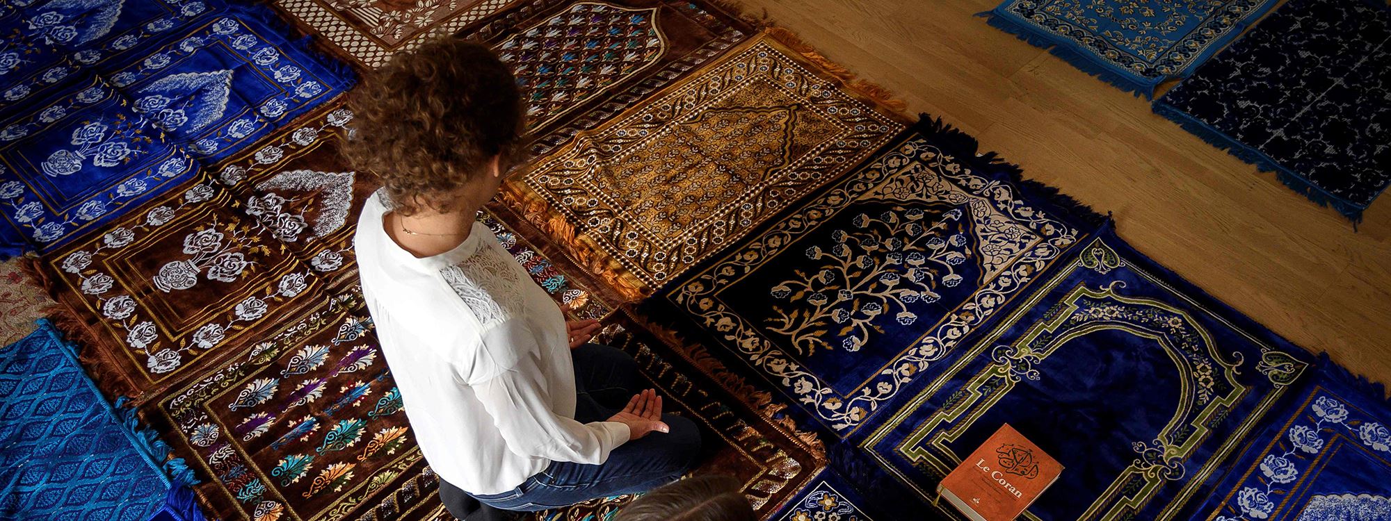 لە فەرەنسا دوو ژن بەبێ سەرپۆش پێشنوێژ بۆ چەند پیاوێک دەکەن