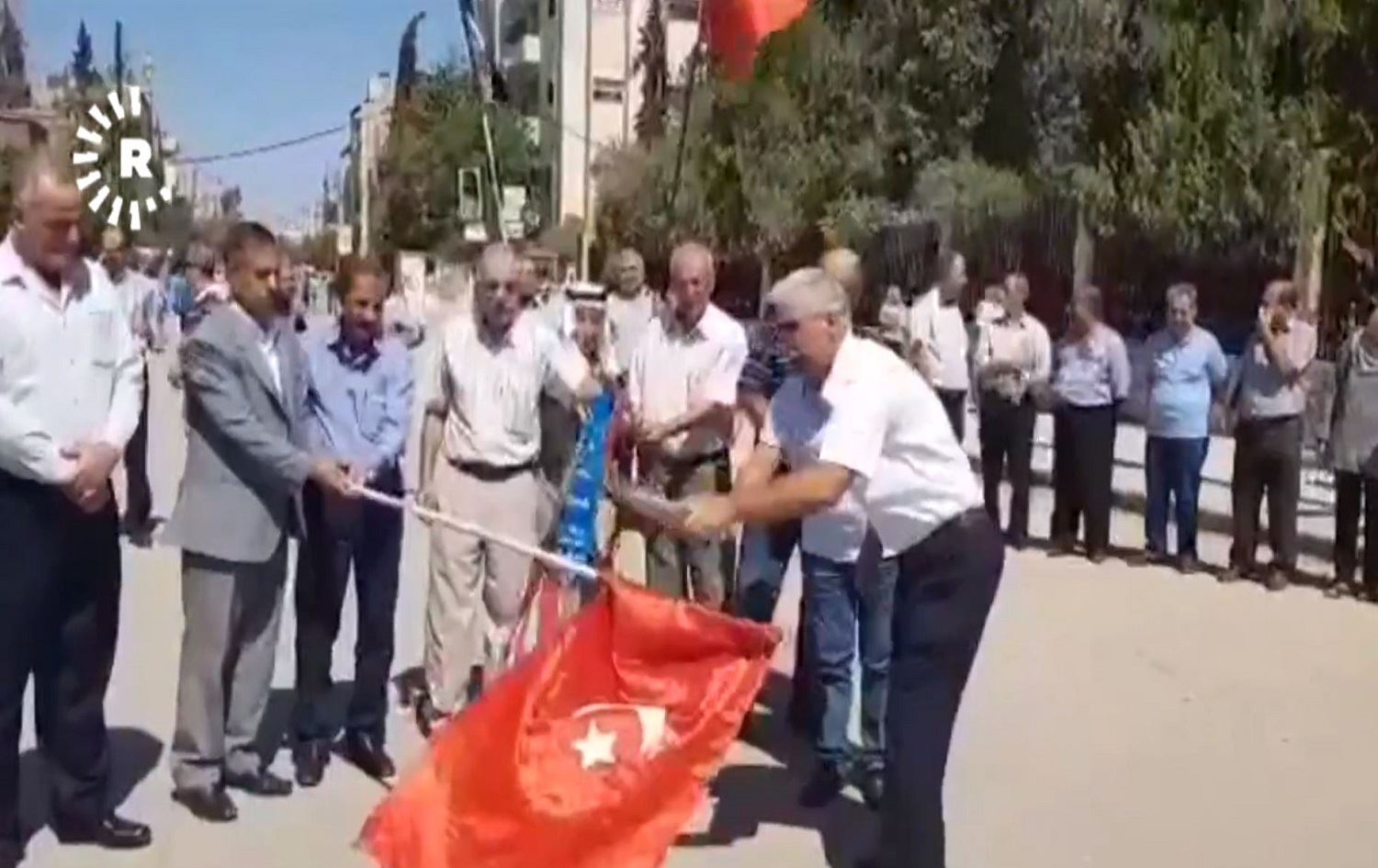 Partiya Komunîst a Sûrî ala Tirkiyê şewitand