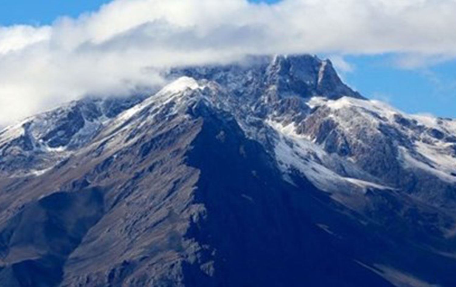 Erzincan'ın zirvesine mevsimin ilk karı yağdı
