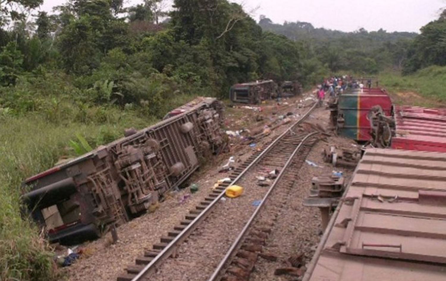 Yolcu treni raydan çıktı: En az 50 ölü
