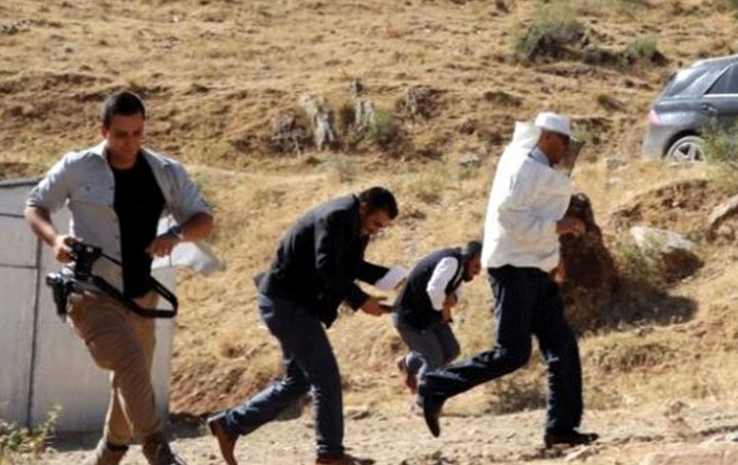 Şükür duasına çıkan arıcılar, arıların saldırısına uğradı