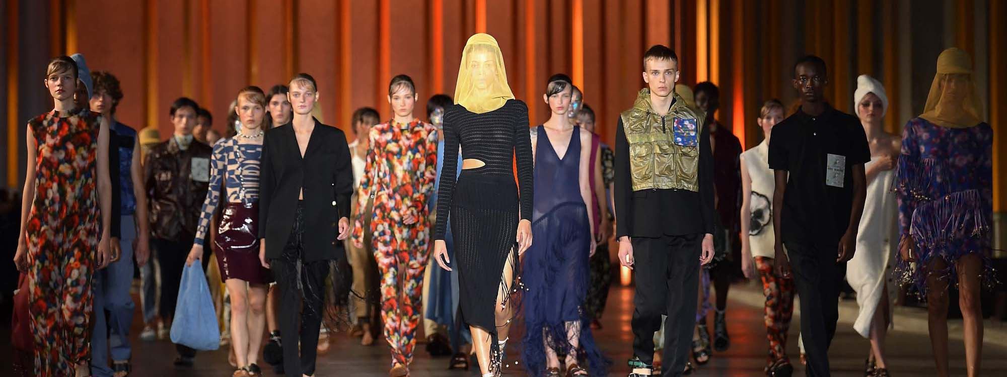 نمایشی جلوبەرگی ڤێرساچی لە میلان بەئامادەبوونی جێنیفەر لۆپێز