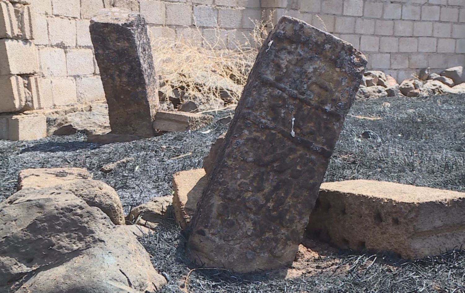 Gundê xwedî şûnwar û şopên dîrokeke kevnar: Dêrûna Axê