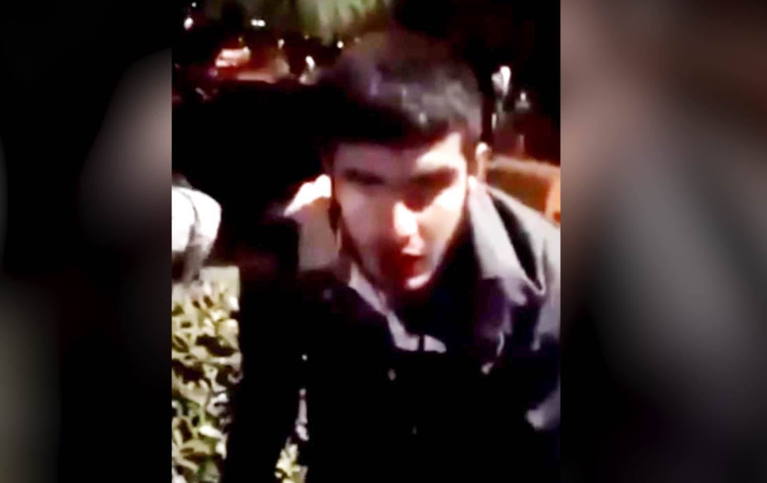 VÎDEO - Komeke nijadperest êrişî zarokek Kurd dike