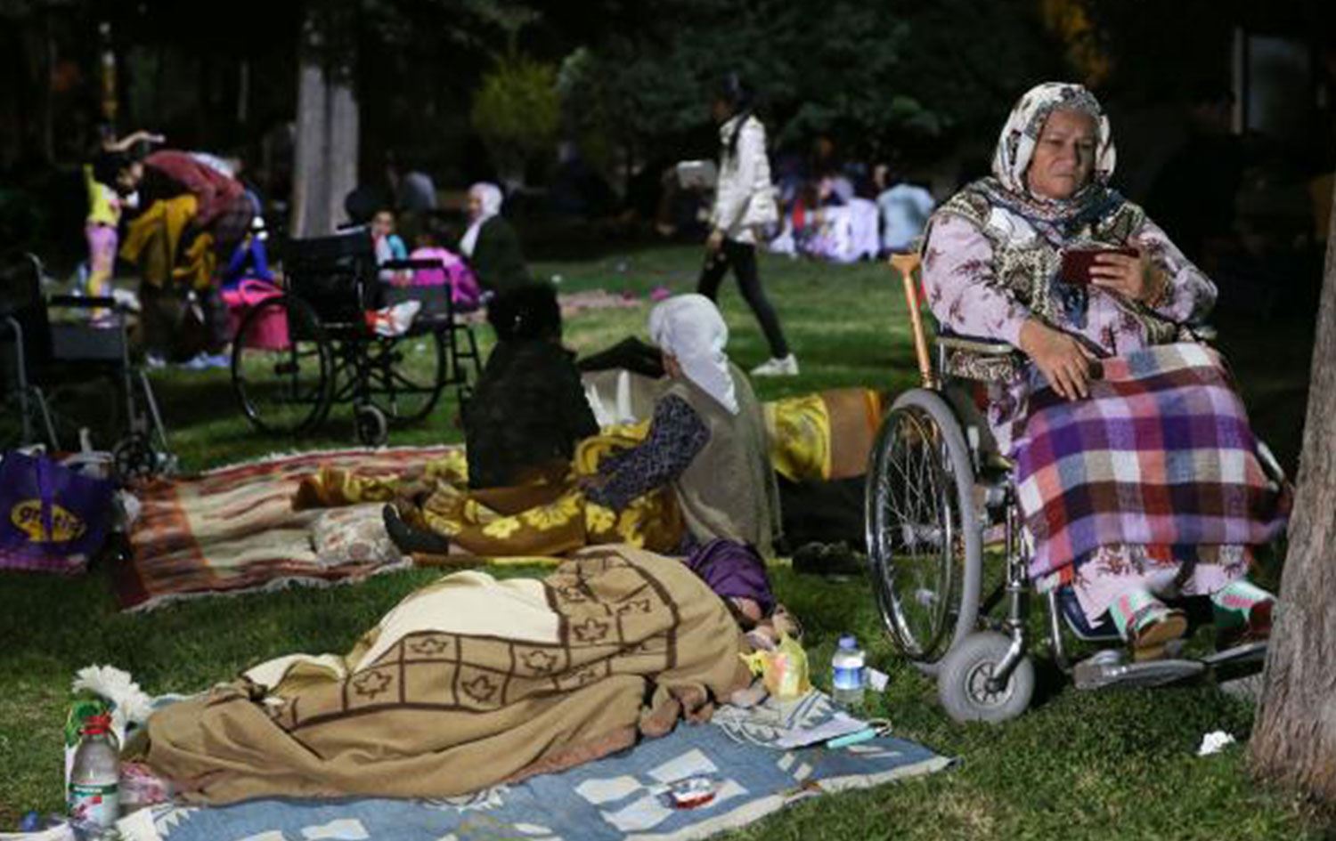 İstanbullular geceyi parklarda geçirdi