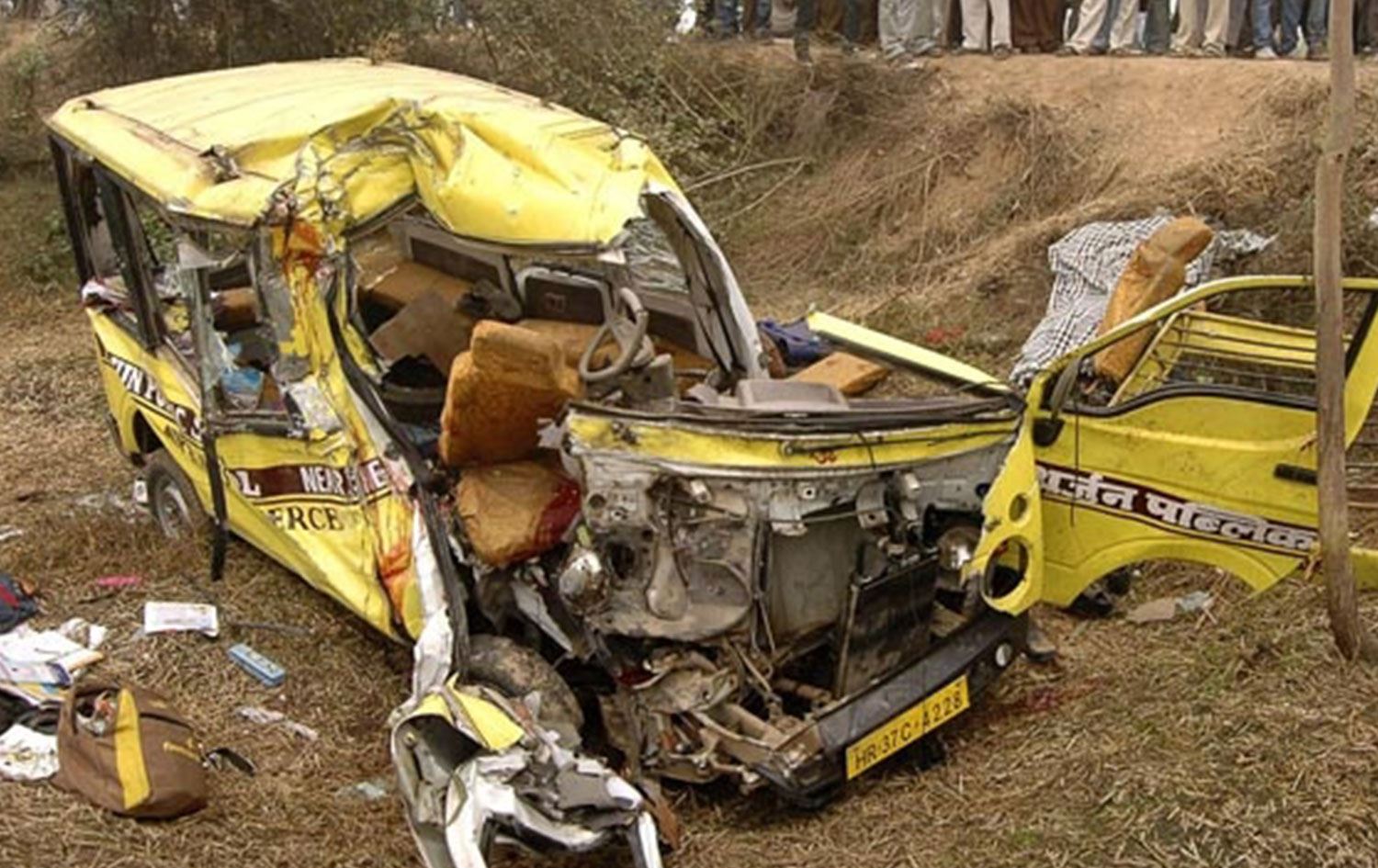 Hindistan’da minibüs ile kamyonet çarpıştı: 16 ölü, 8 yaralı