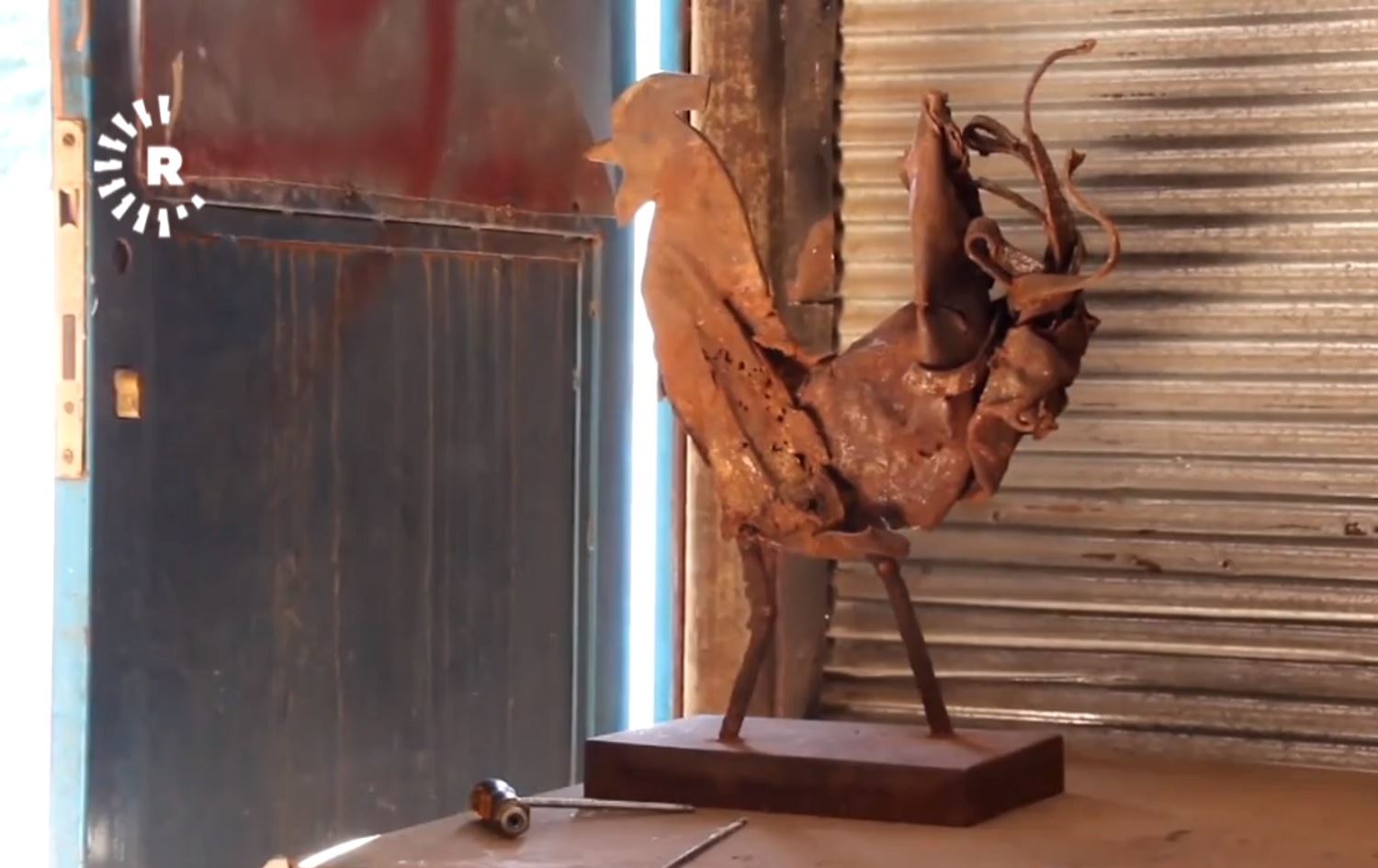 Li Kobaniyê hesinkarek peykerên hunerî ji paşmayên şerê DAIŞê çêdike