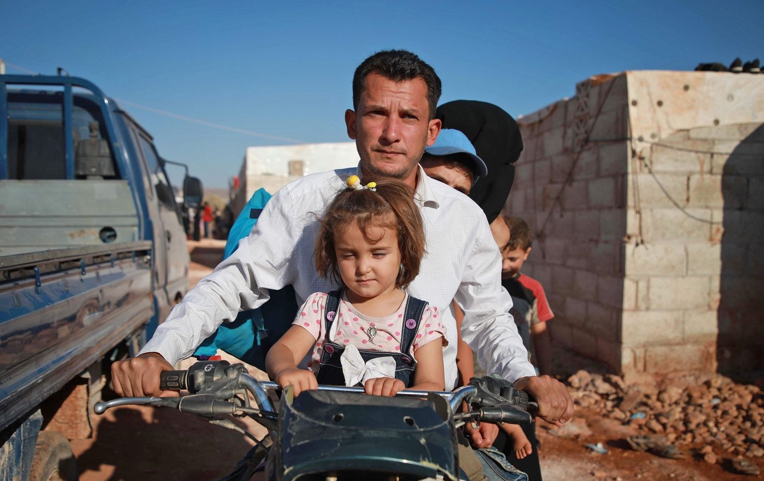 Within sight of border, war-weary Syrians dream of Turkey