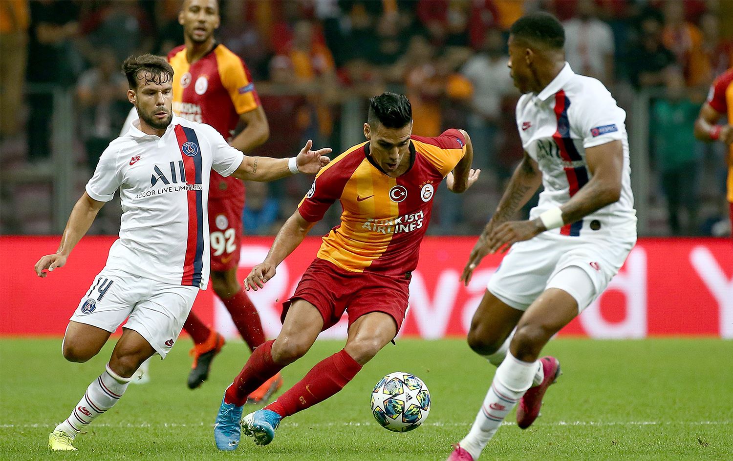 Galatasaray kendi sahasında PSG'ye 1-0 yenildi