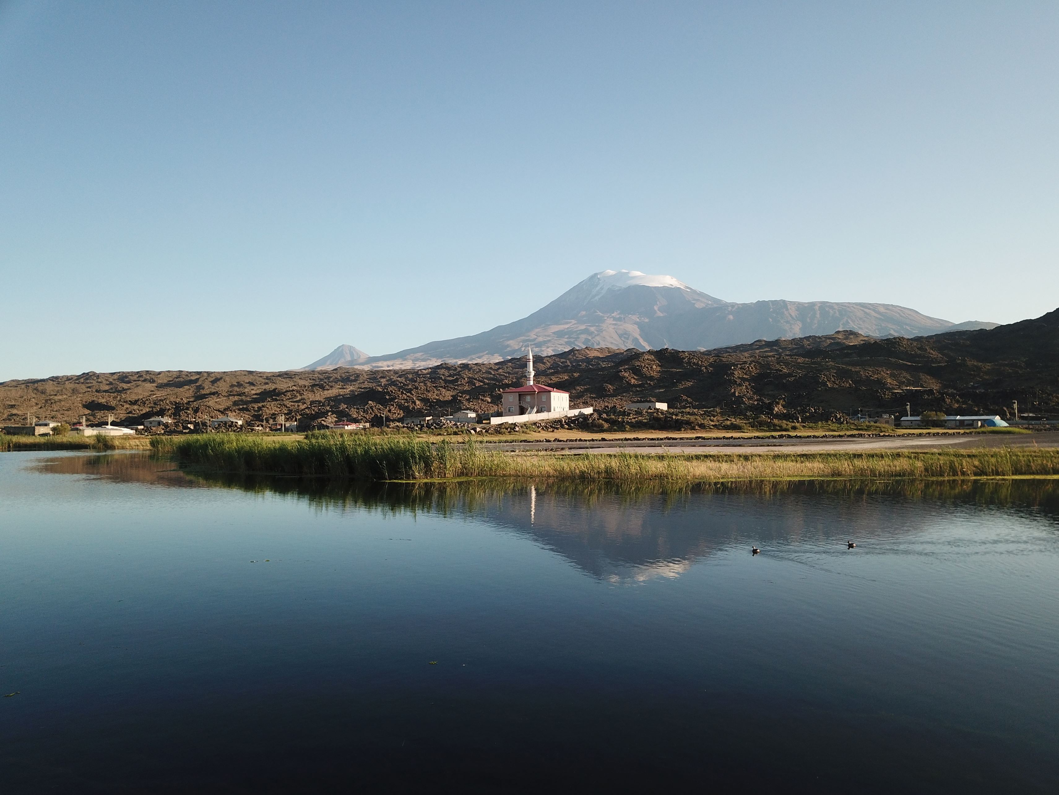 Fotoğraflarla iki mevsimin aynı anda yaşandığı Ağrı Dağı