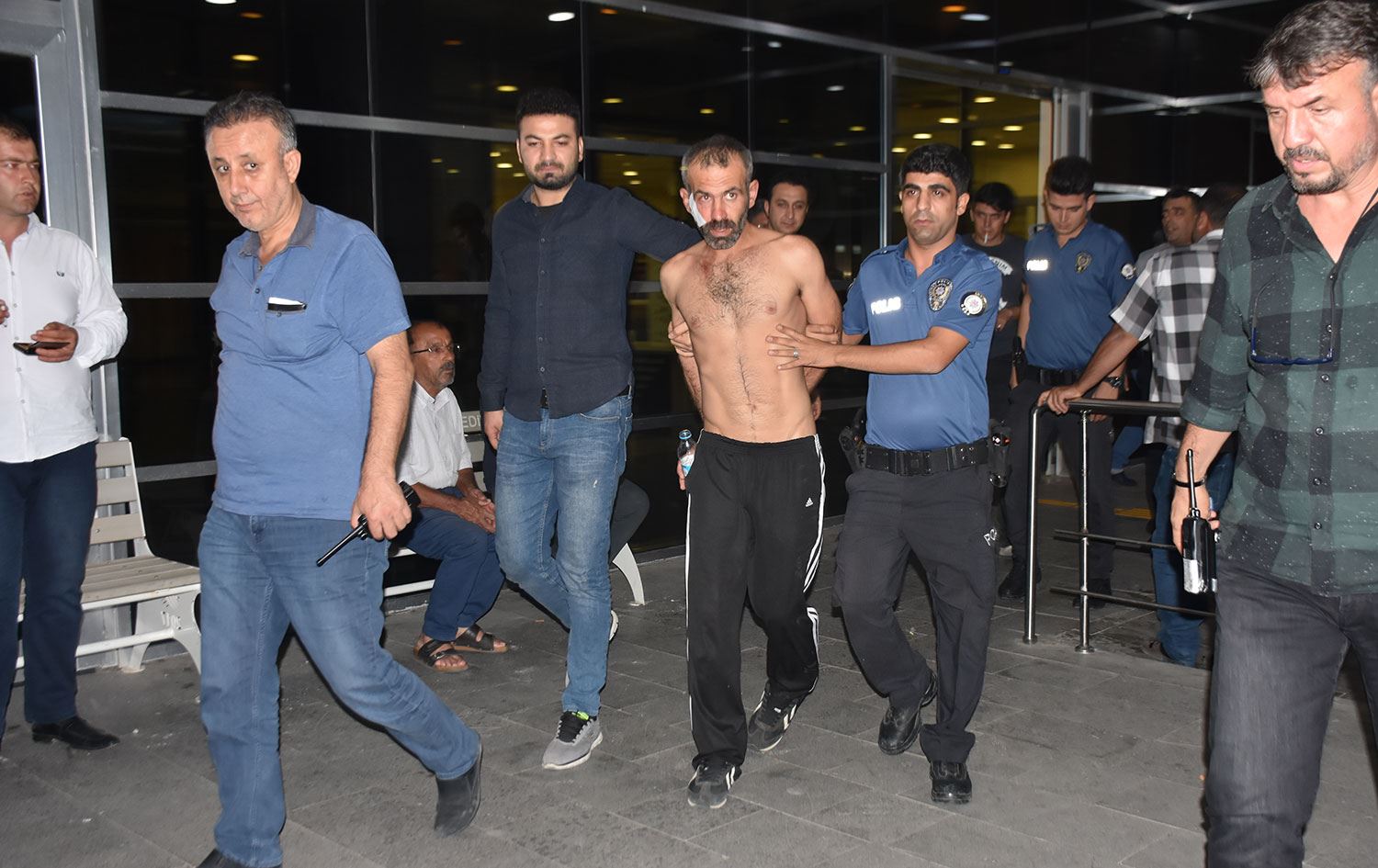 Dördüncü kattan atlayan cezaevi firarisi polisten kaçamadı