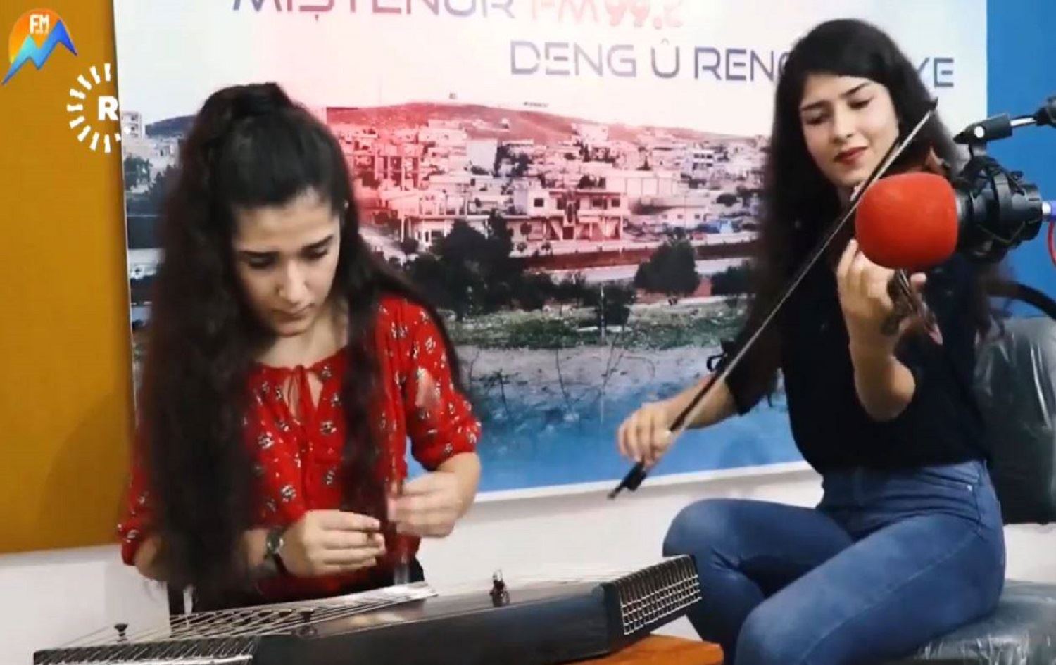 Du keçên ji Kobaniyê bi sentûr û kemanê strana Hesen Zîrek dijenin