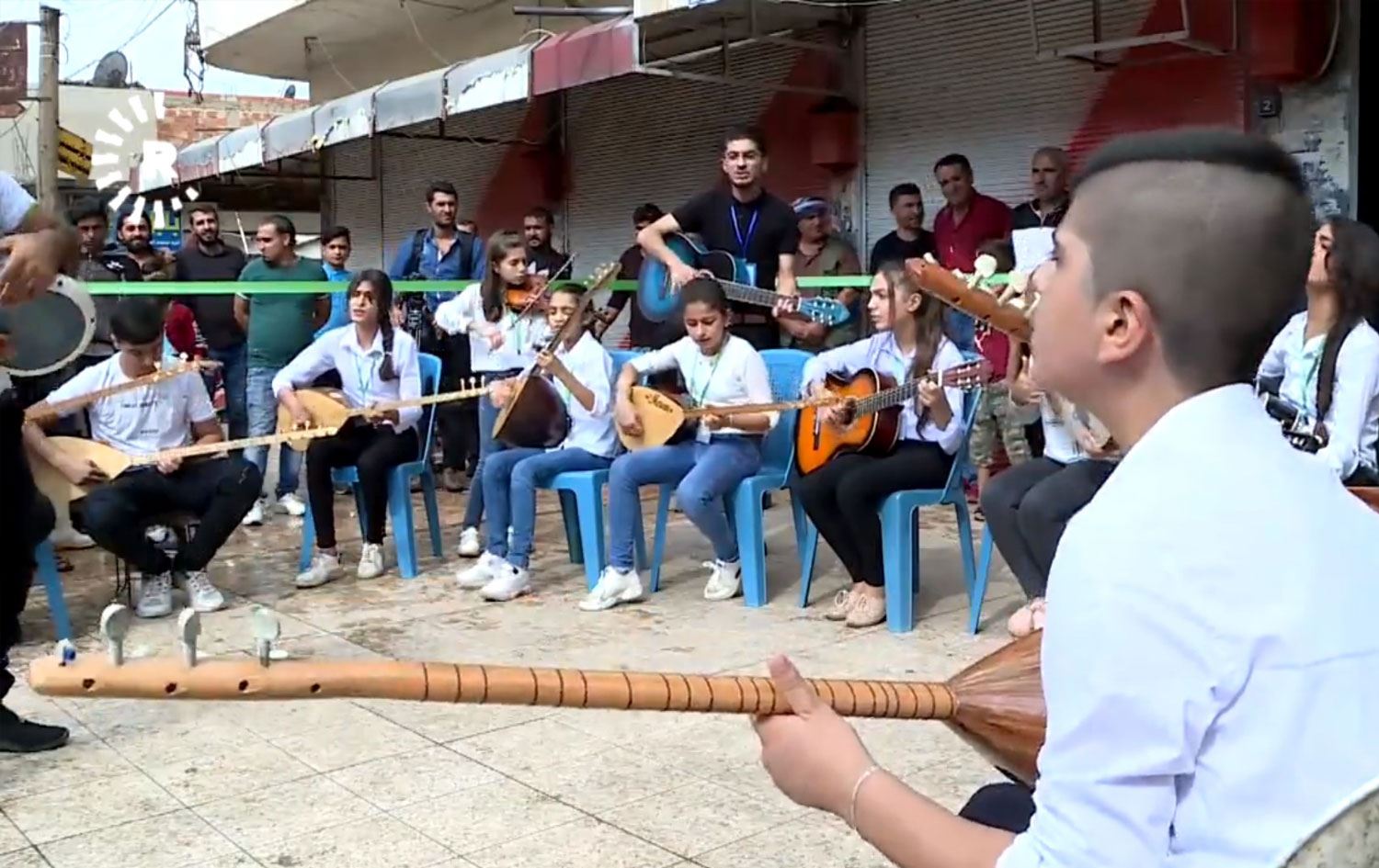 Rojavalı çocuklar savaşın ortasında barış için şarkı söyledi