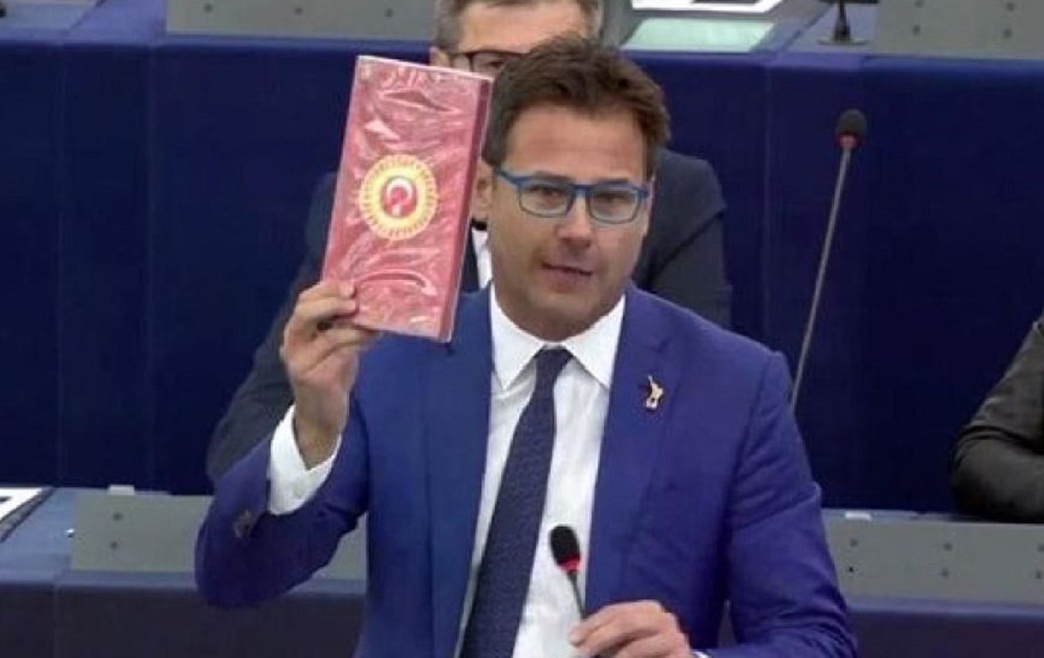 Parlamenterekî îtalî ji ber Rojava diyariya parlamenterên tirk avêt erdê