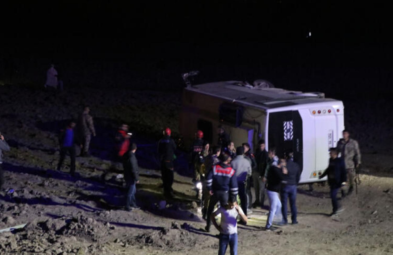 Askerleri taşıyan midibüs devrildi: 26 yaralı