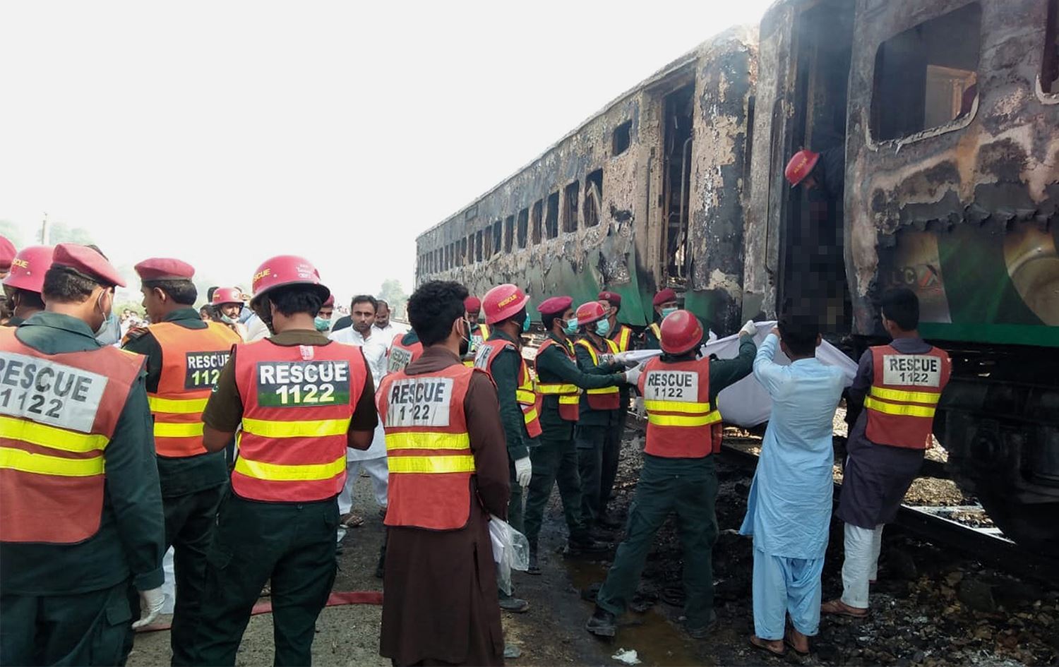 Pakistan'dan tren faciası: 62 ölü