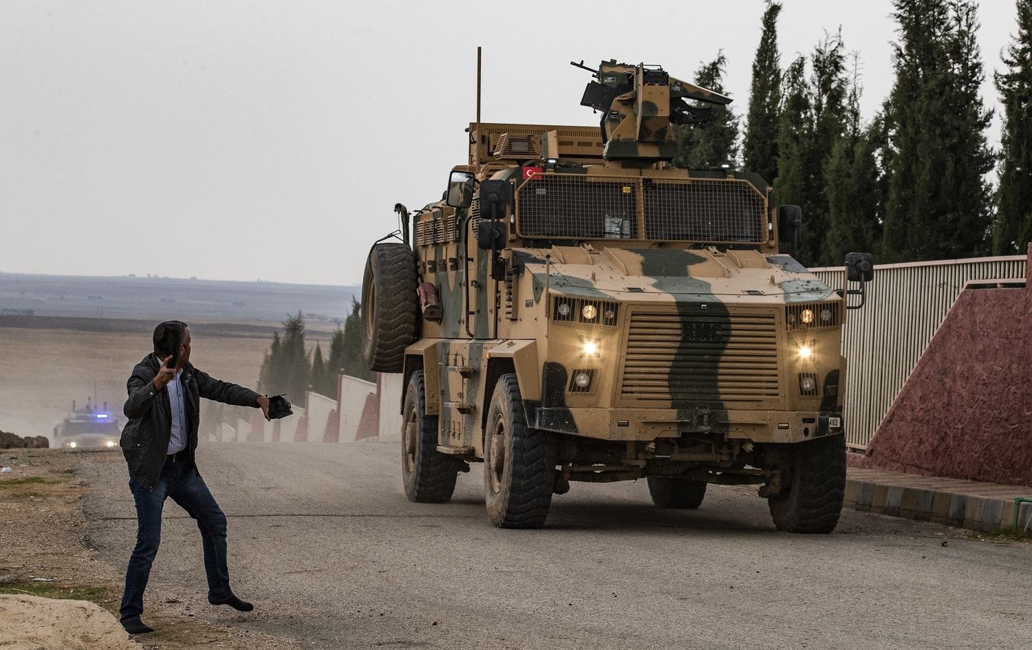 Xelkê Rojava bi kevir û pêlavan hêrsa xwe li hember serbazên Tirkiyê nîşan dan
