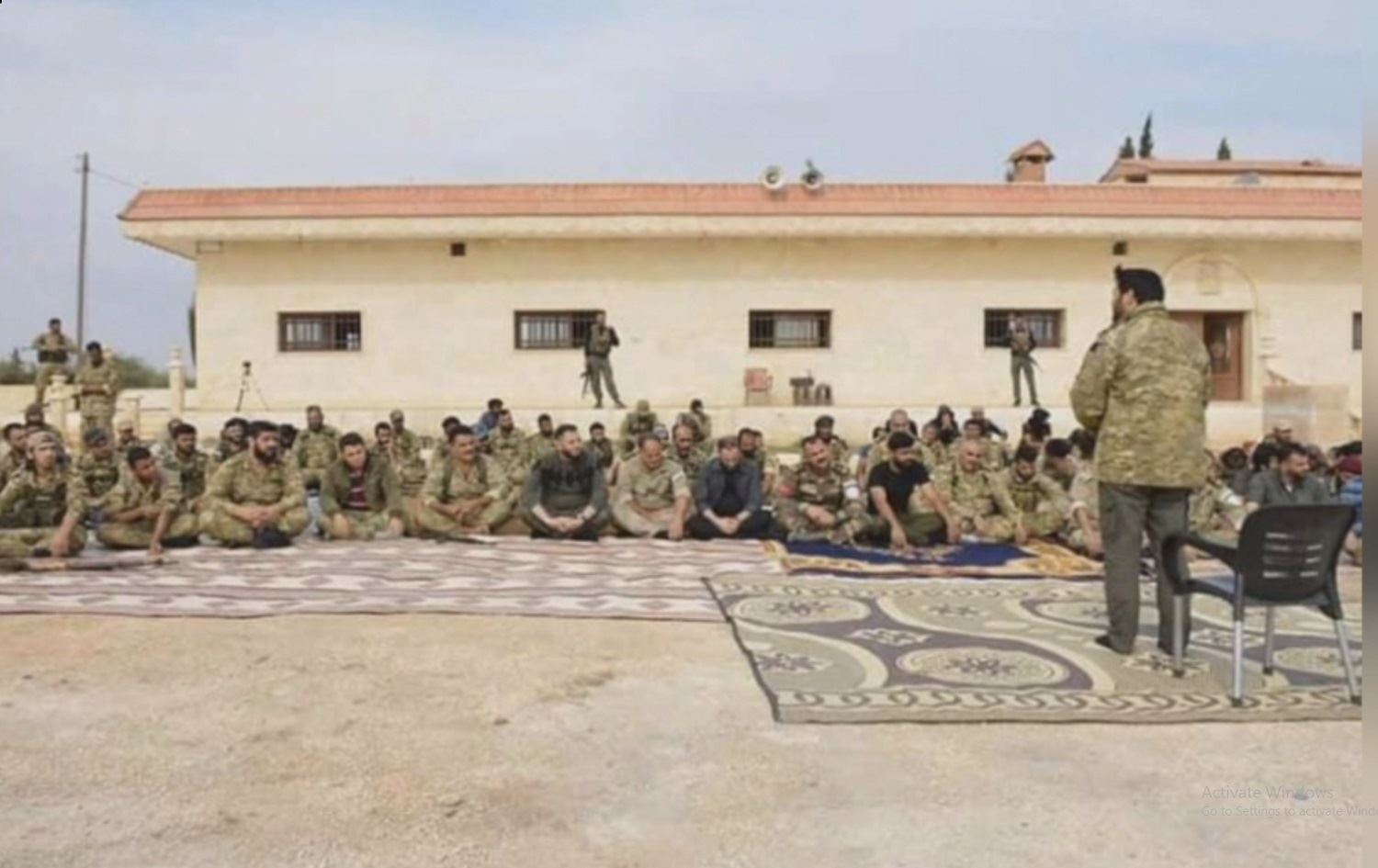 Çekdar di mala talankirî de nimêja înê dikin