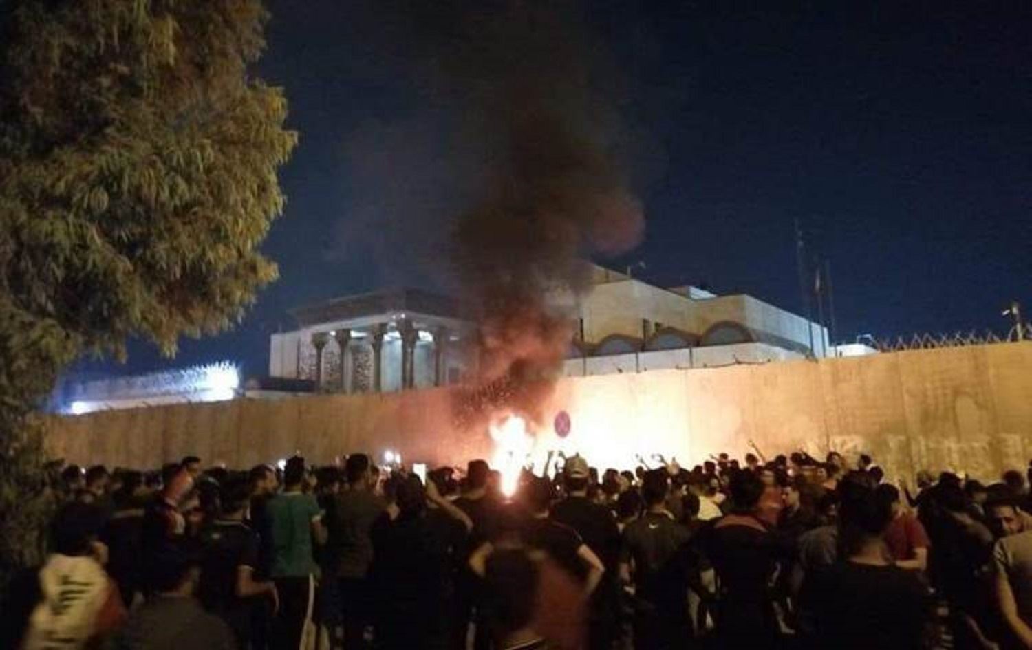 Li Kerbelayê xwepêşanderan êrîşî Konsulxaneya Îranê kirin