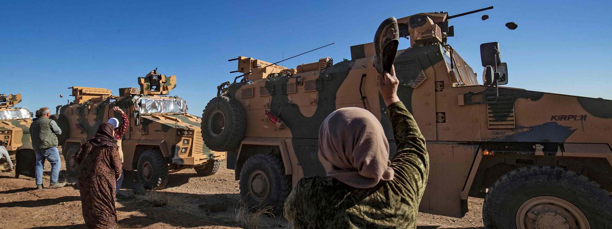 بەردبارانکردنی سوپای تورکیا و پۆلیسی سەربازیی رووسیا لە نێوان قامشلۆ و دێرک