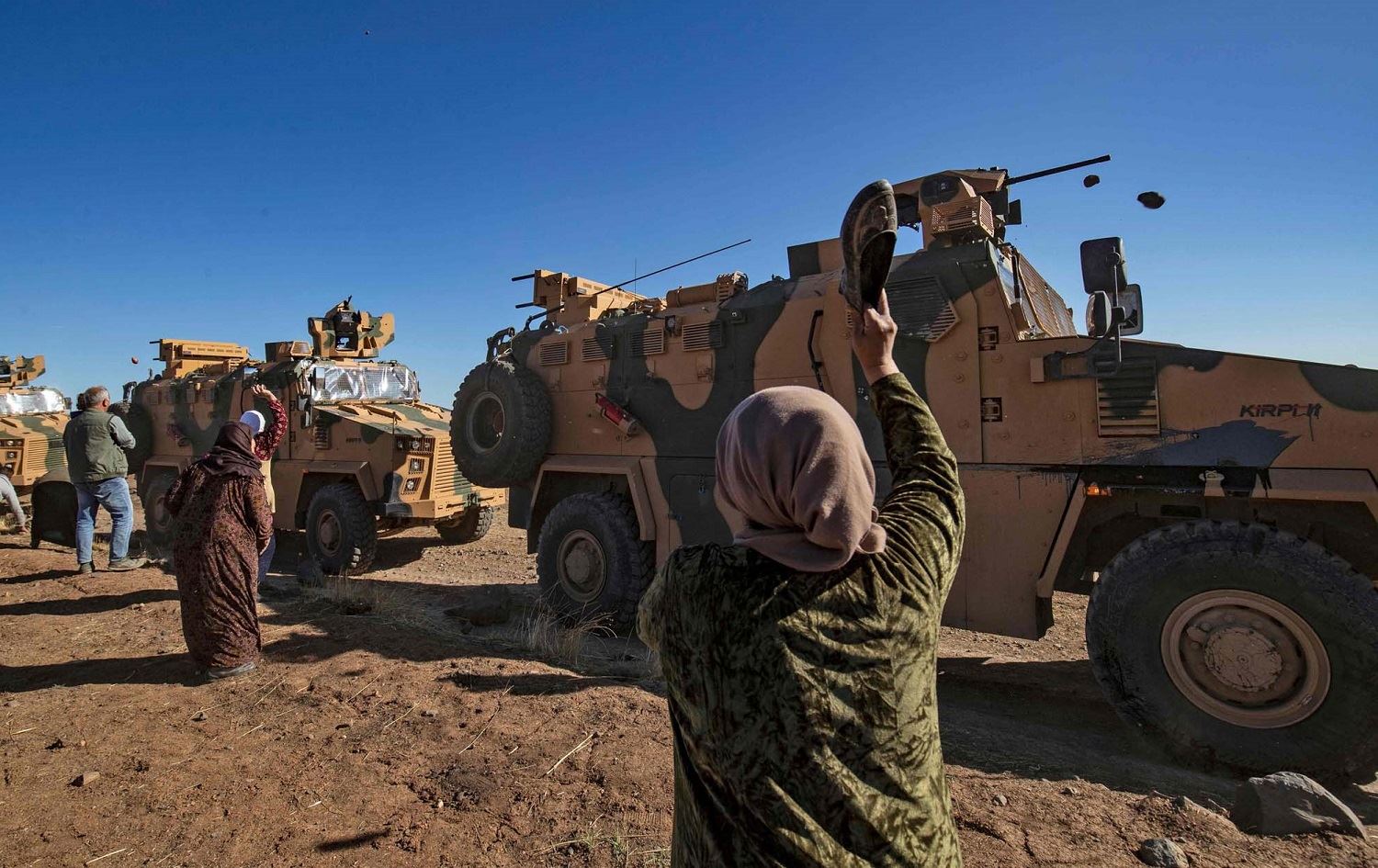 WÊNE – Xelkê Rojava kevir û pêlav bi ser serbazên Tirkiye de barandin