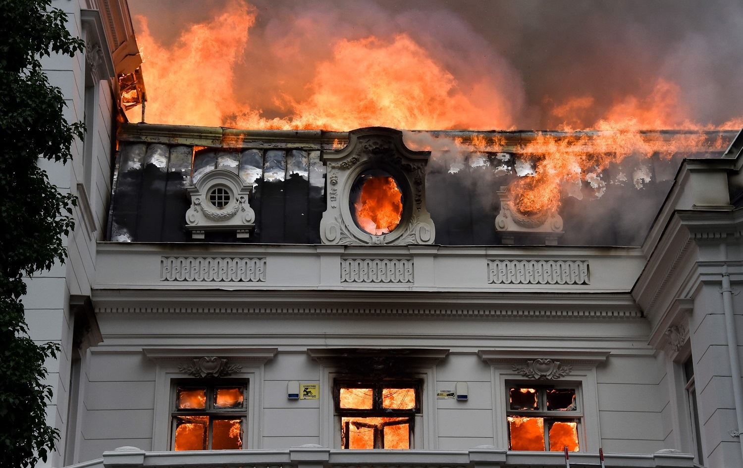 Li Şîlî xwepêşanderan zanîngehek şewitandin