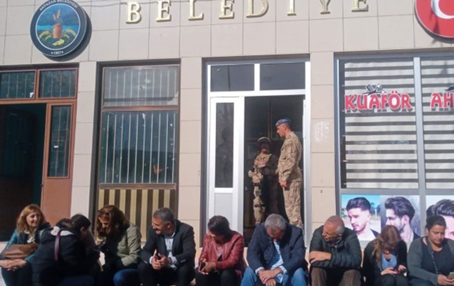 Kayyum atanan Akpazar Belediyesi önünde oturma eylemi