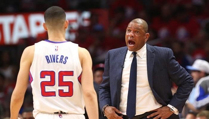 ڤیدیۆ: یاریزانێك ئاهه‌نگ ده‌گێڕێت به‌ بۆنه‌ی ده‌ركردنی باوكی به‌ كارتی سوور