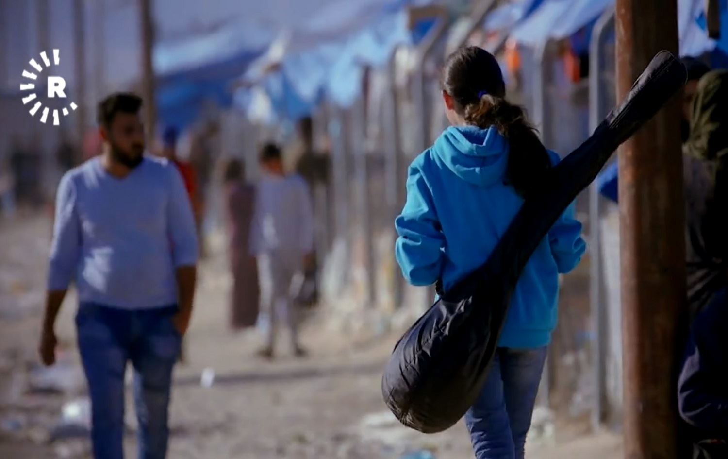 Ji ber êrîşa Tirkiyê Solîn tevî saza xwe koçber bû