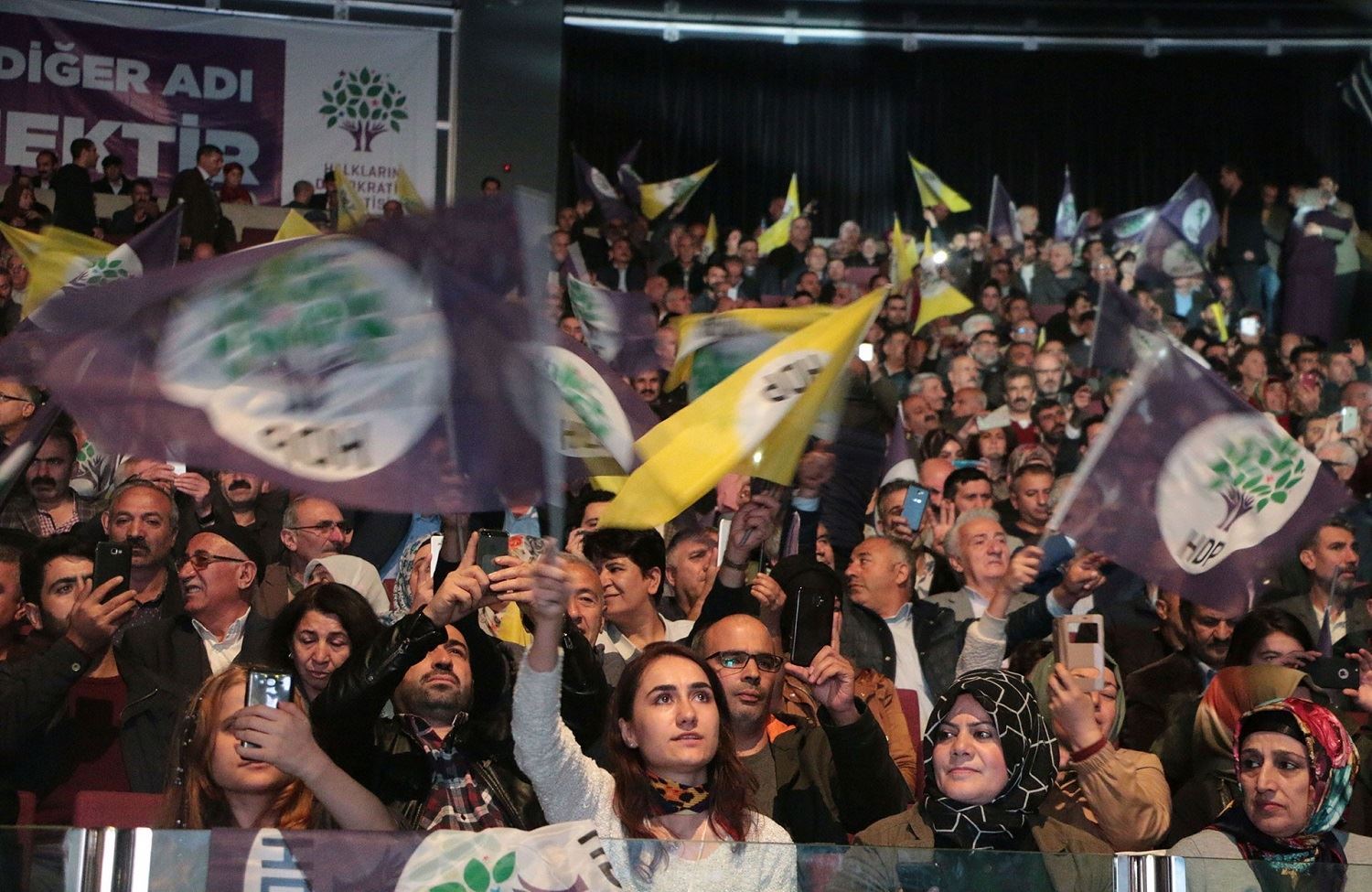 HDP vekişîna ji parlamentoya Tirkiyê nîqaş dike