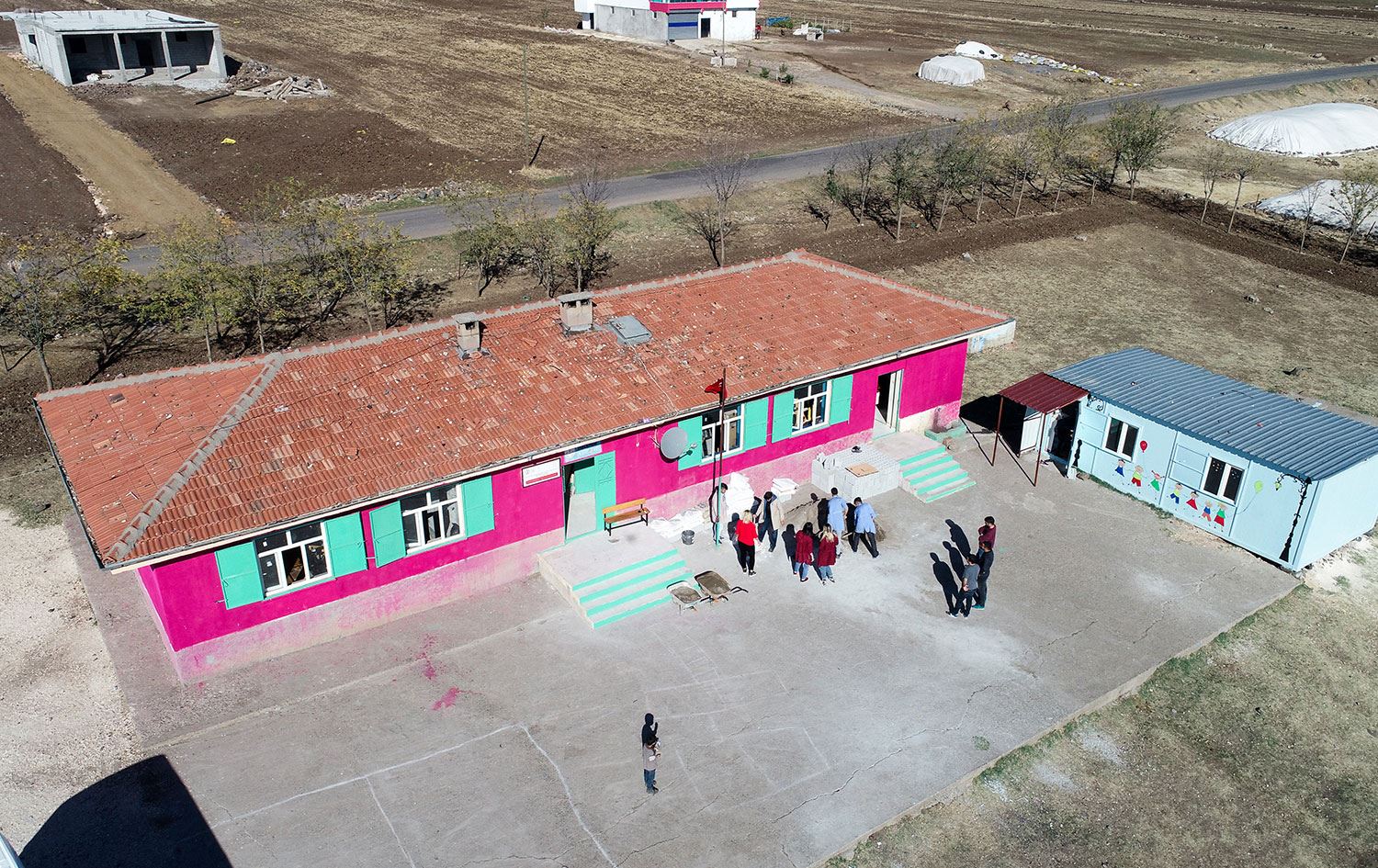 Diyarbakır’da köy okullarını gönüllü olarak onarıyorlar