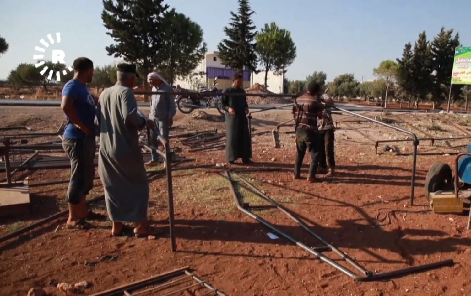 Li Idlibê koçberekî hesinkar çadiran bo koçberan çê dike