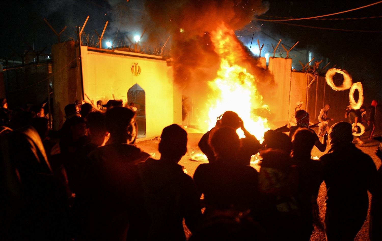 NECEF - Xwepêşanderan agir berdan konsolxaneya Îranê