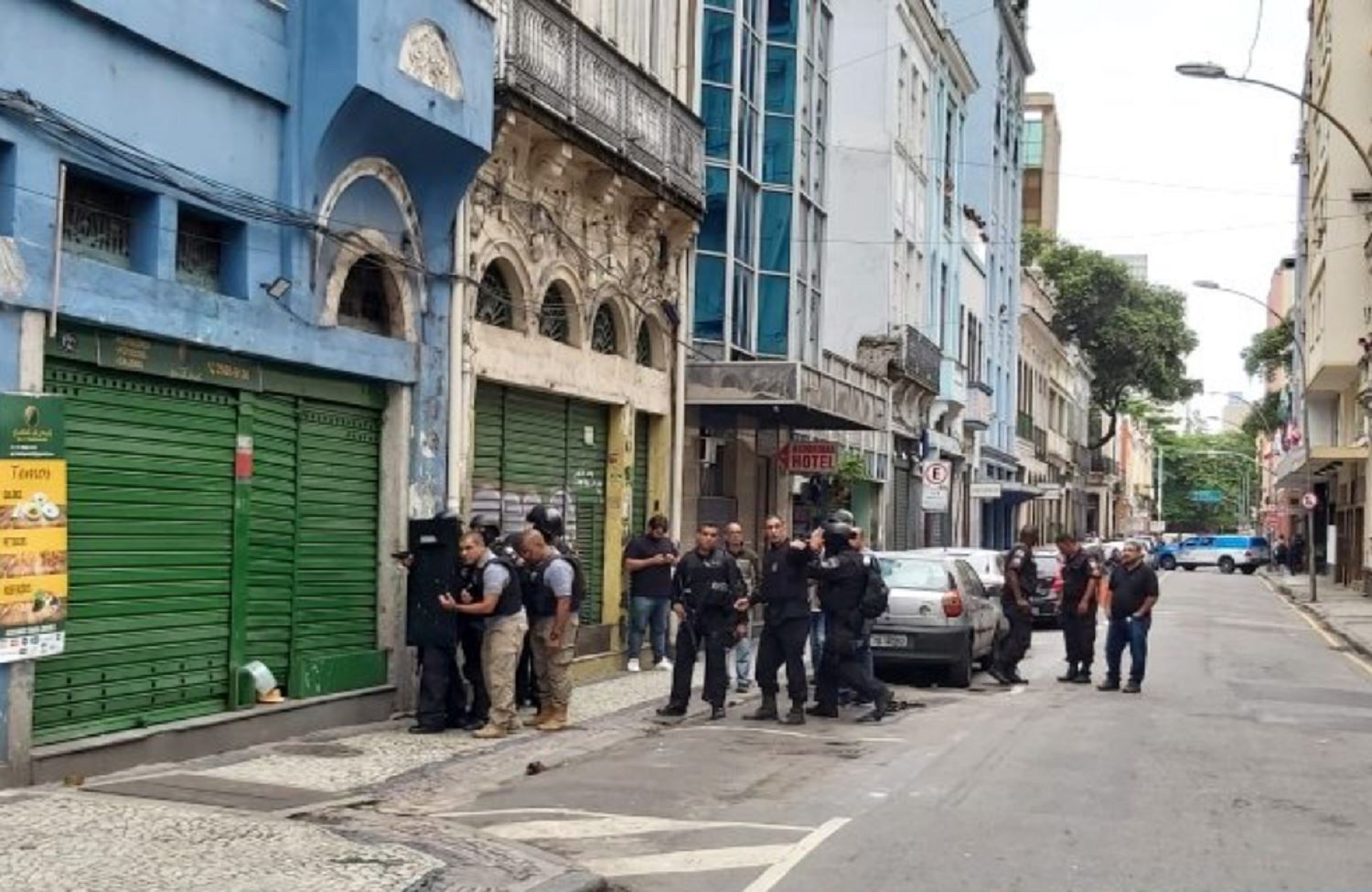 Bıçaklı saldırgan çok sayıda kişiyi rehin aldı