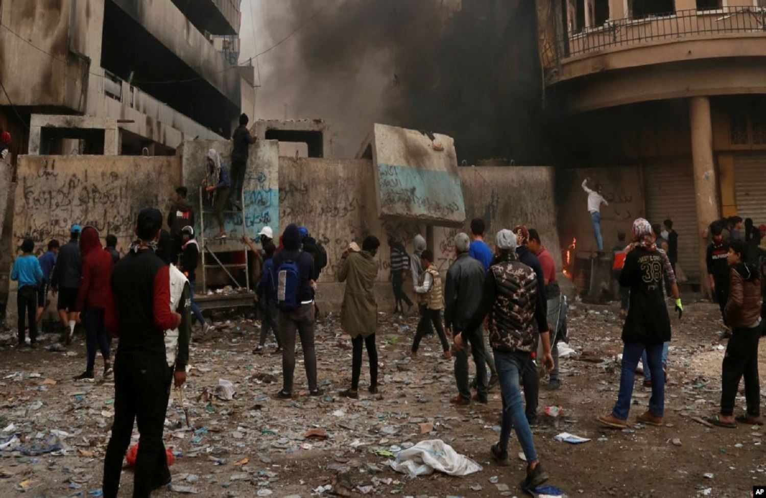 Necef’te türbe ateşe verildi