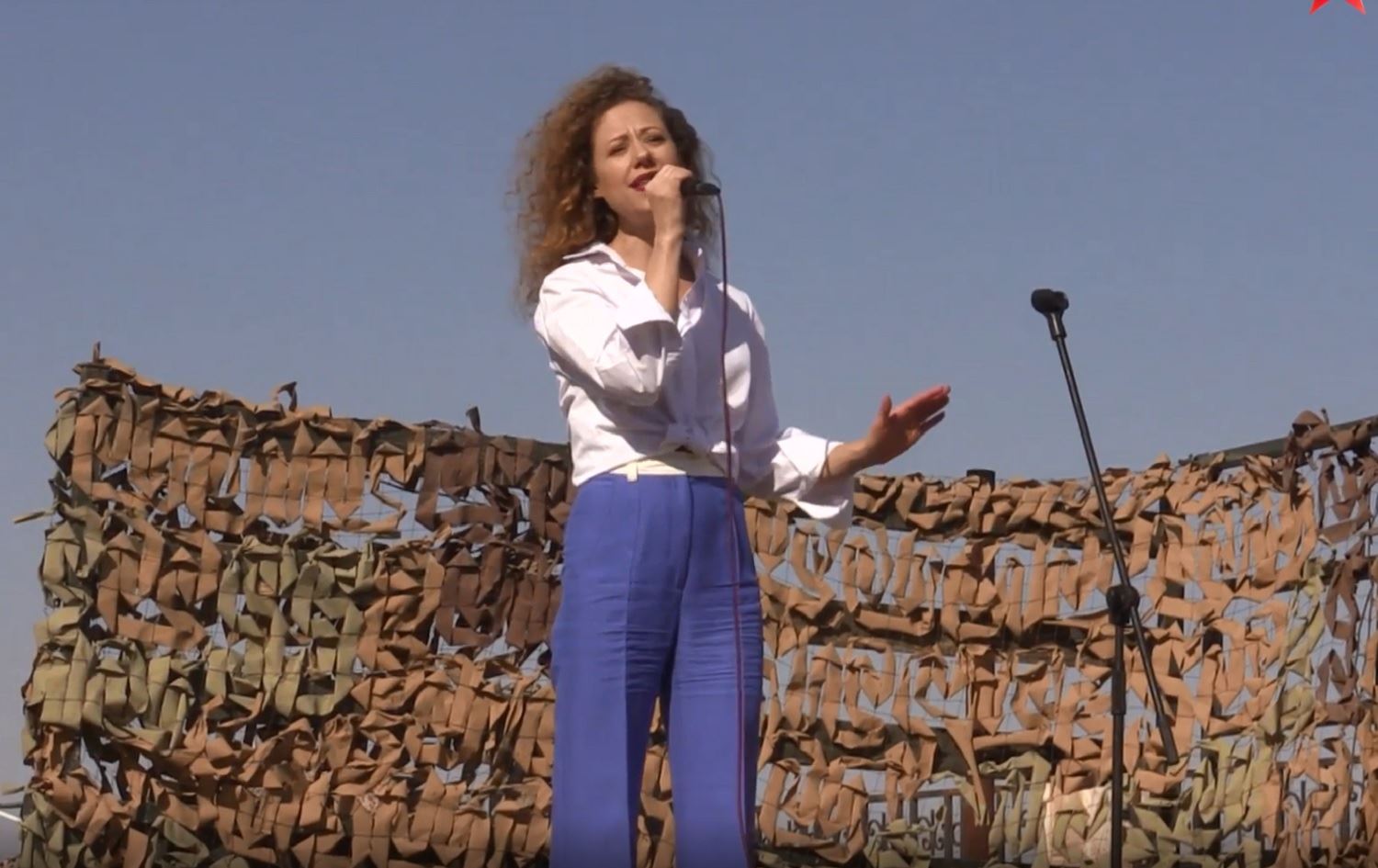 Stranbêja Rûs Utah li Dêrezorê ji leşkerên Rûs re stran gotin