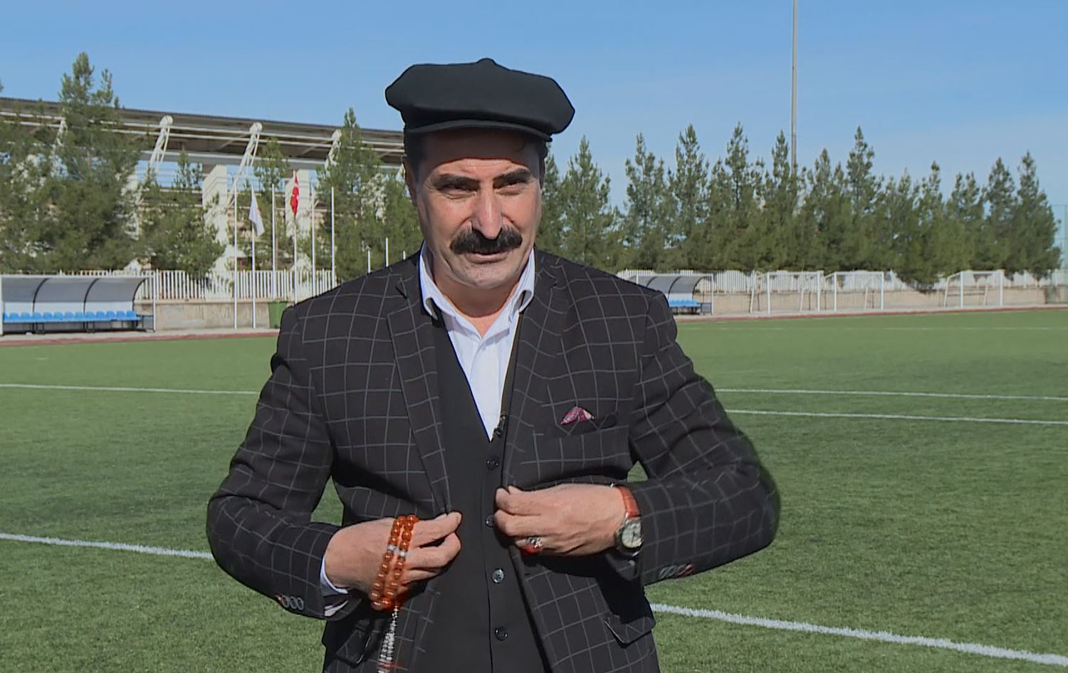 لە ئامەد راهێنەرێکی تۆپیپێ بە جلوبەرگی کوردییەوە دەچێتە یاریگا