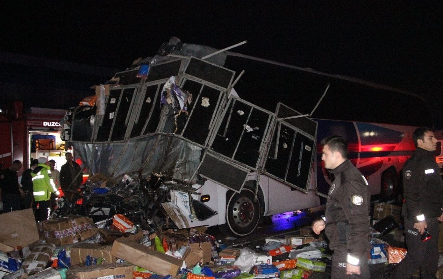 Otobus û barhilgirek li hev qelibîn: 2 mirî, 35 birîndar