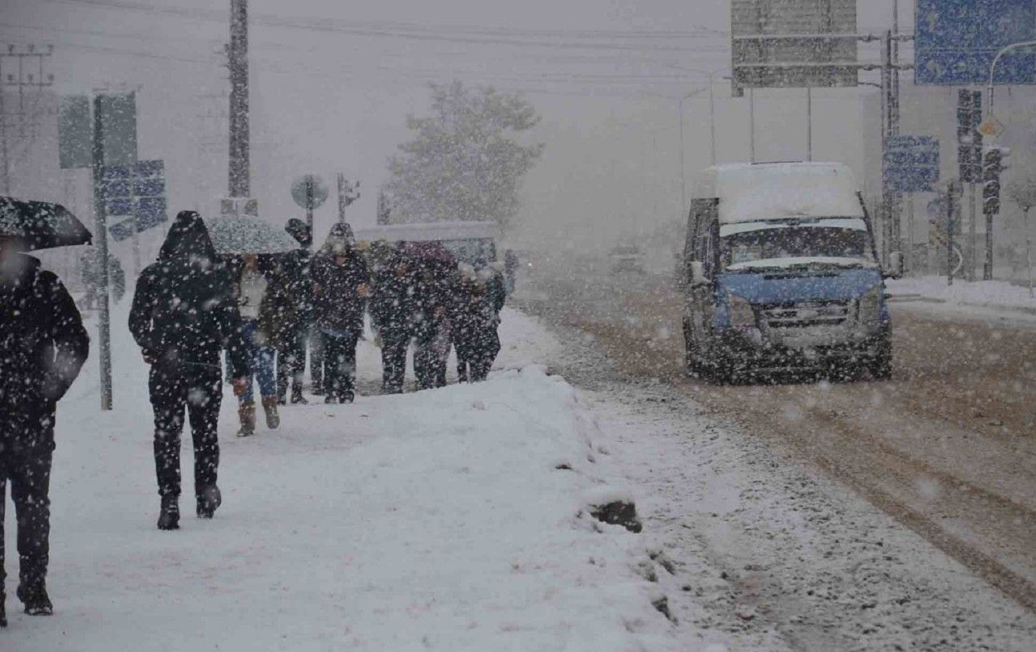 Li Geverê berf û mij bandoreke nerênî li jiyana xelkê dike