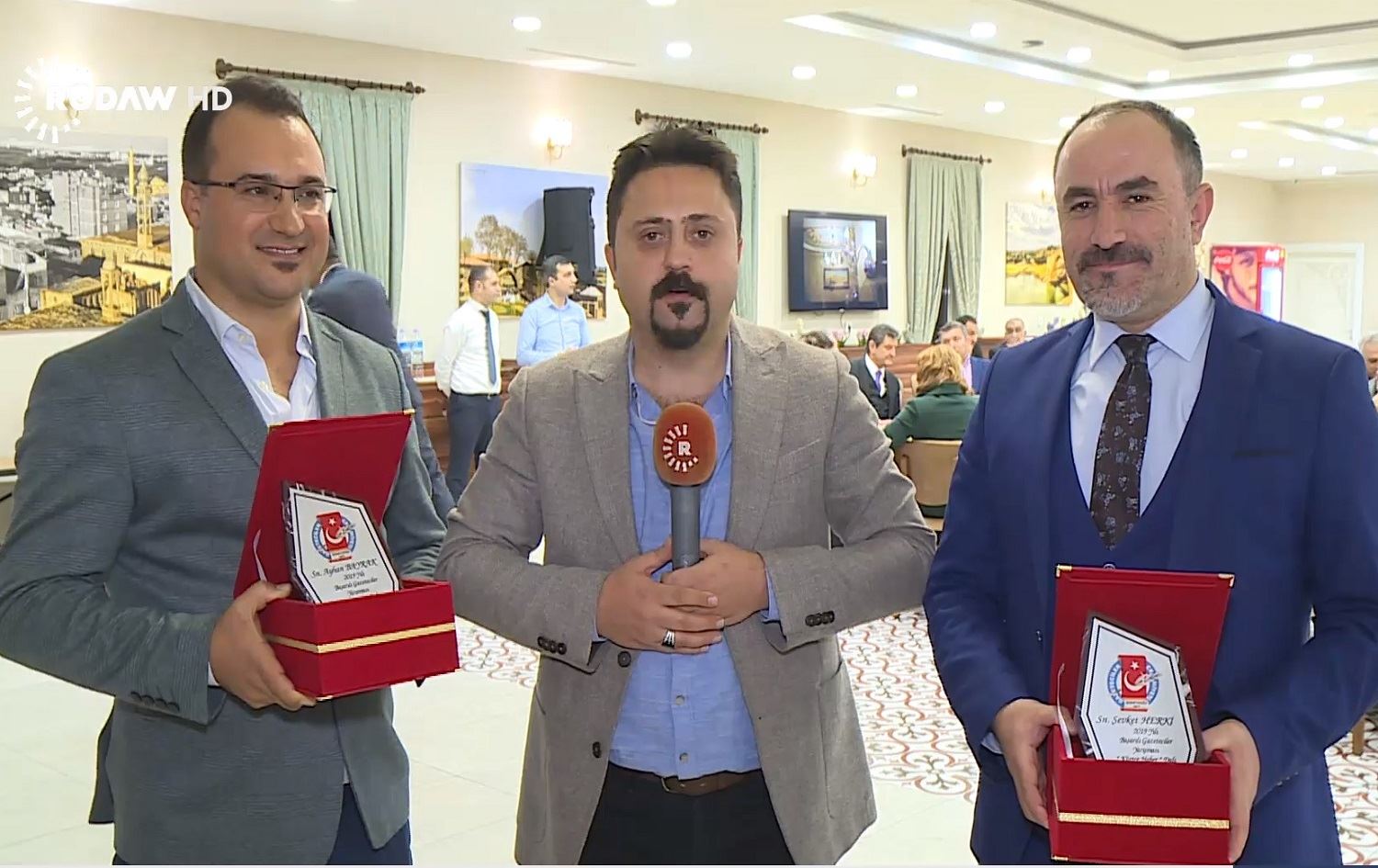 Peyamnerê Rûdawê Şewket Herkî û wênegirê Rûdawê Ayhan Bayrak hatin xelatkirin