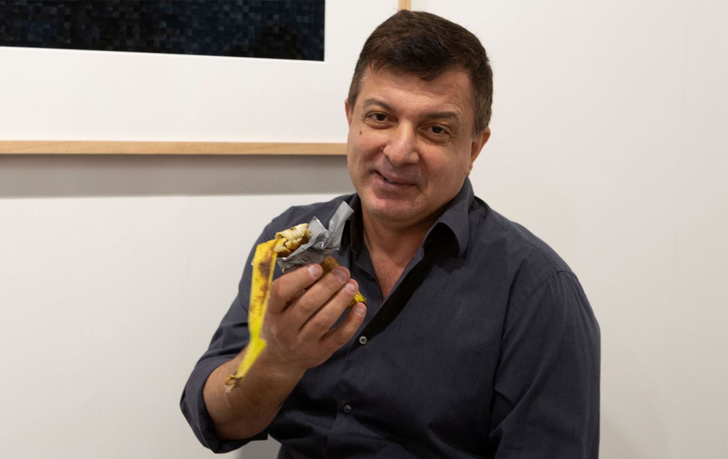 Performans sanatçısı 120 bin dolar değerindeki muzu yedi