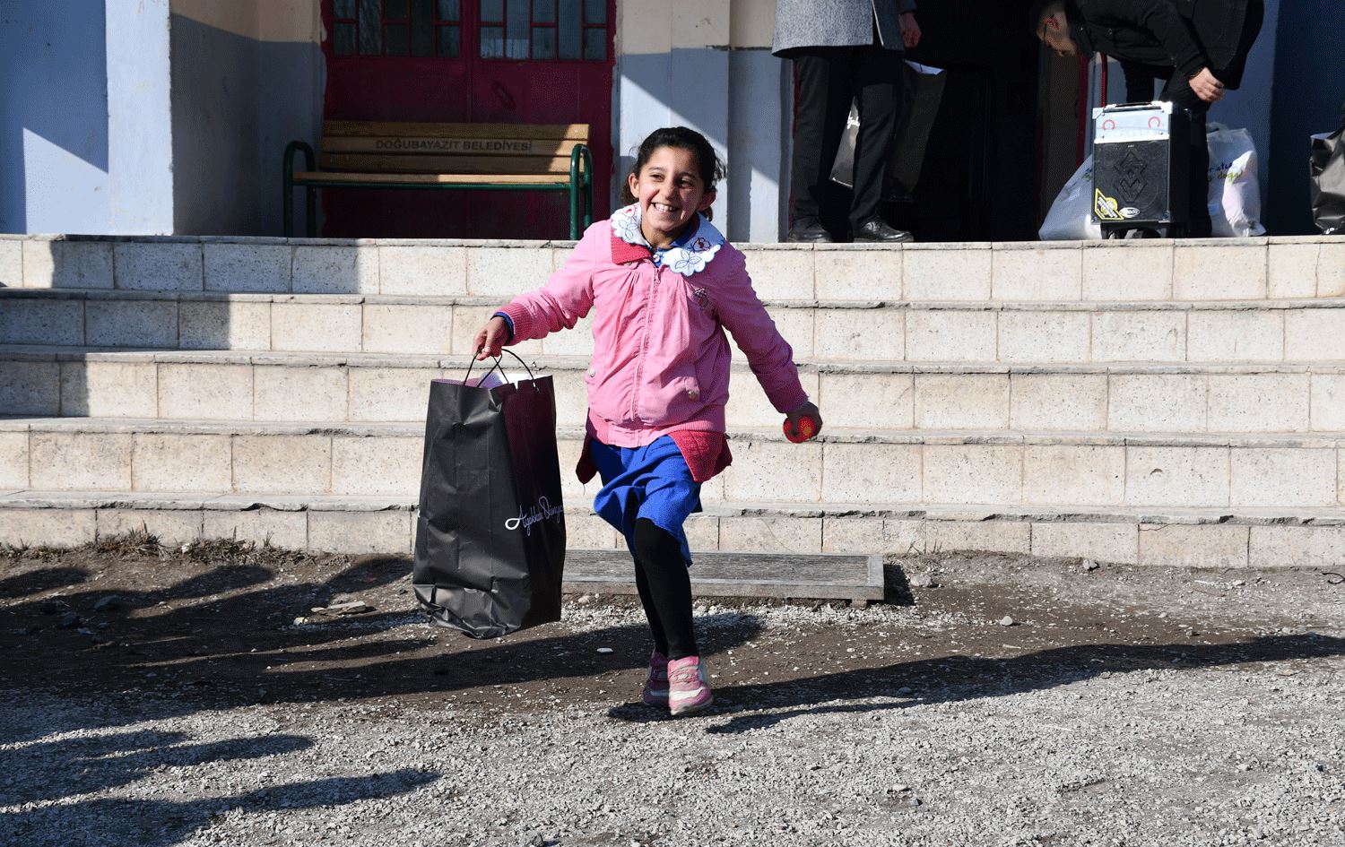 50 yıl önce mezun oldukları köy okuluna büyük vefa