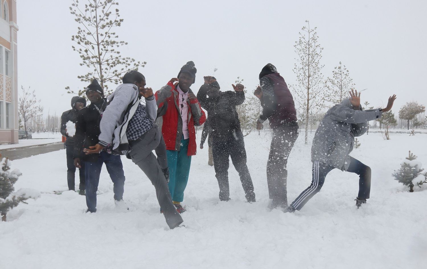 Xwendekarên biyanî di jiyana xwe de yekem car berf li Kurdistanê dîtin