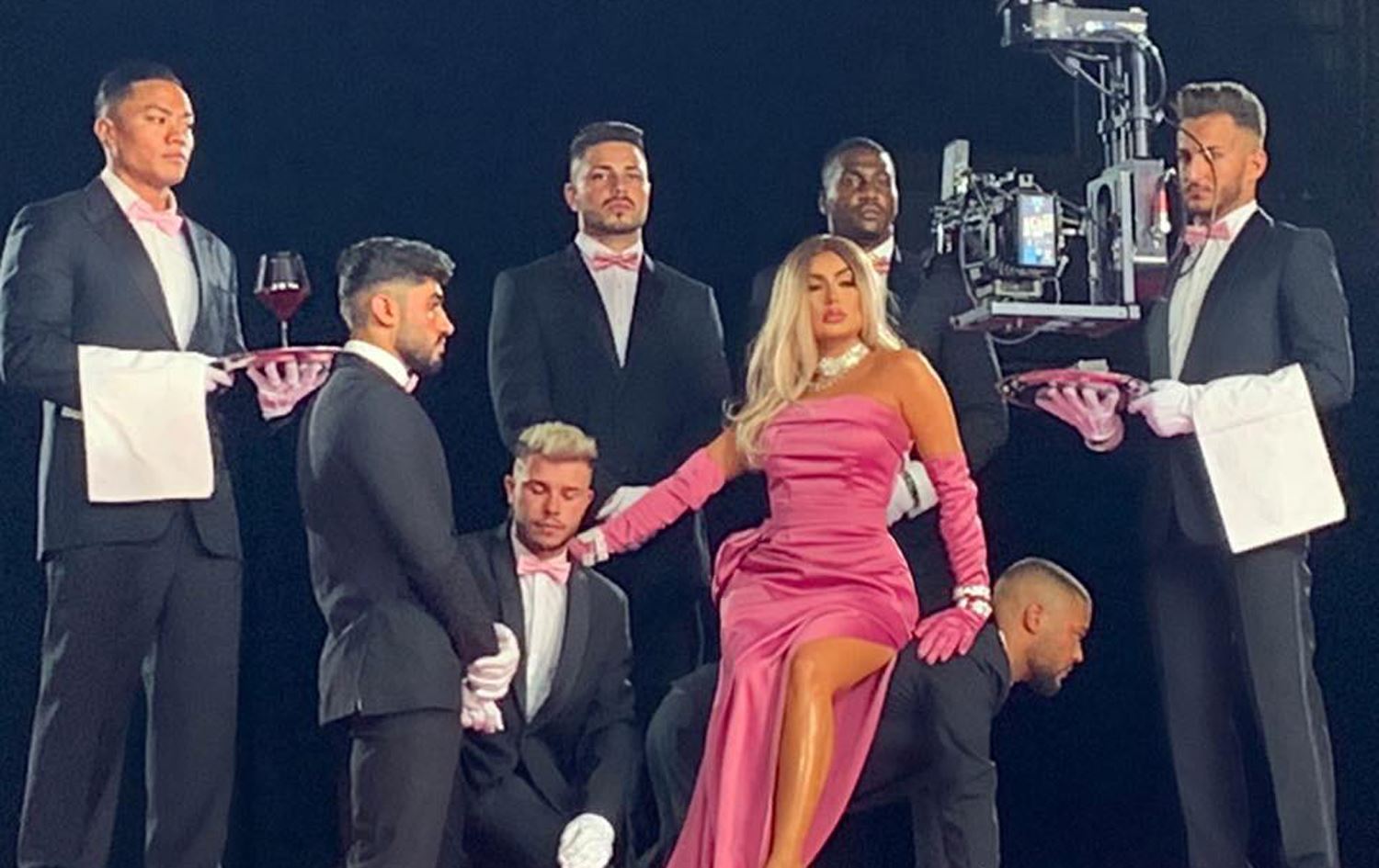 هێلی لەڤ وەڵامی ئەو پرسیارە دەداتەوە بۆ لەسەر پشتی ئەو پیاوە دانیشتووە