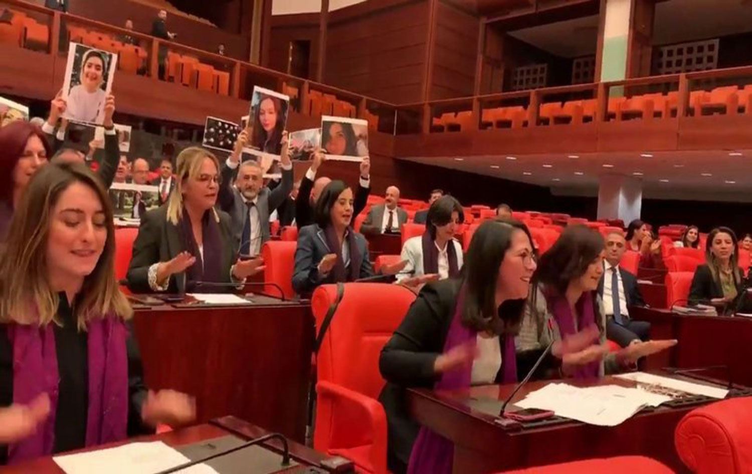 Kadın vekiller Meclis'te Las Tesis eylemi yaptı