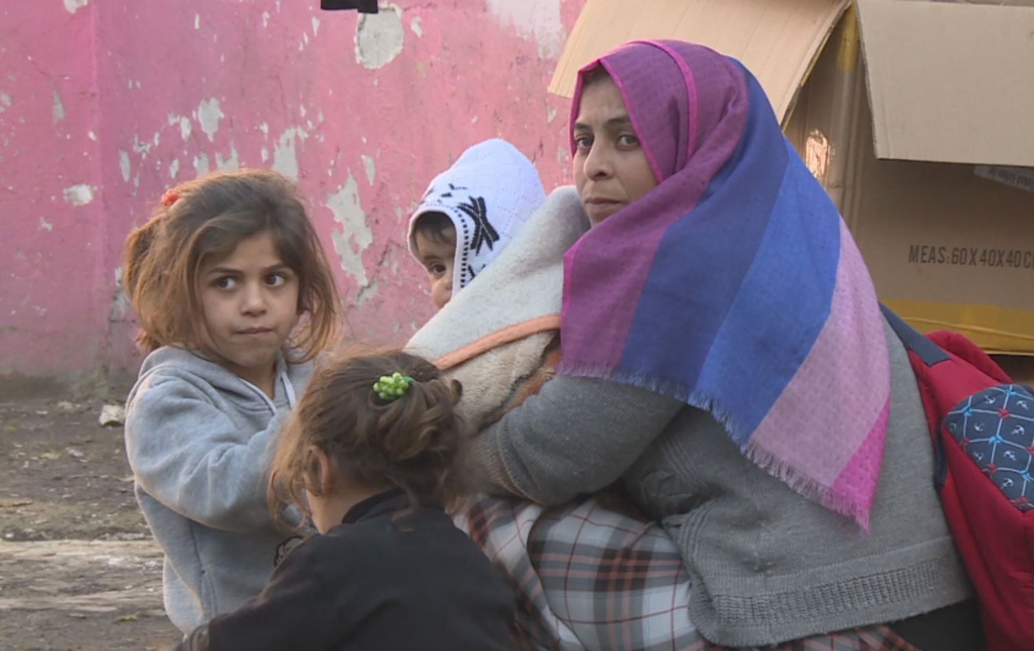 İSTANBUL – Evden kovulan Suriyeli aile aç susuz dışarıda kalıyor