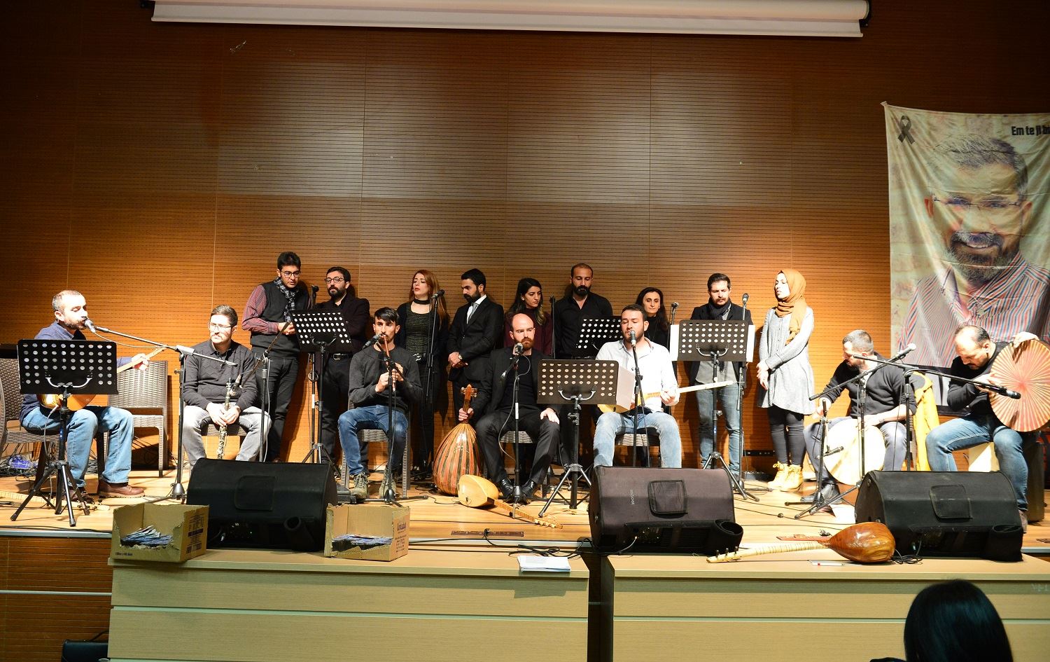 Baroya Rihayê bi Kurdî, Tirkî û Erebî konseran saz dike