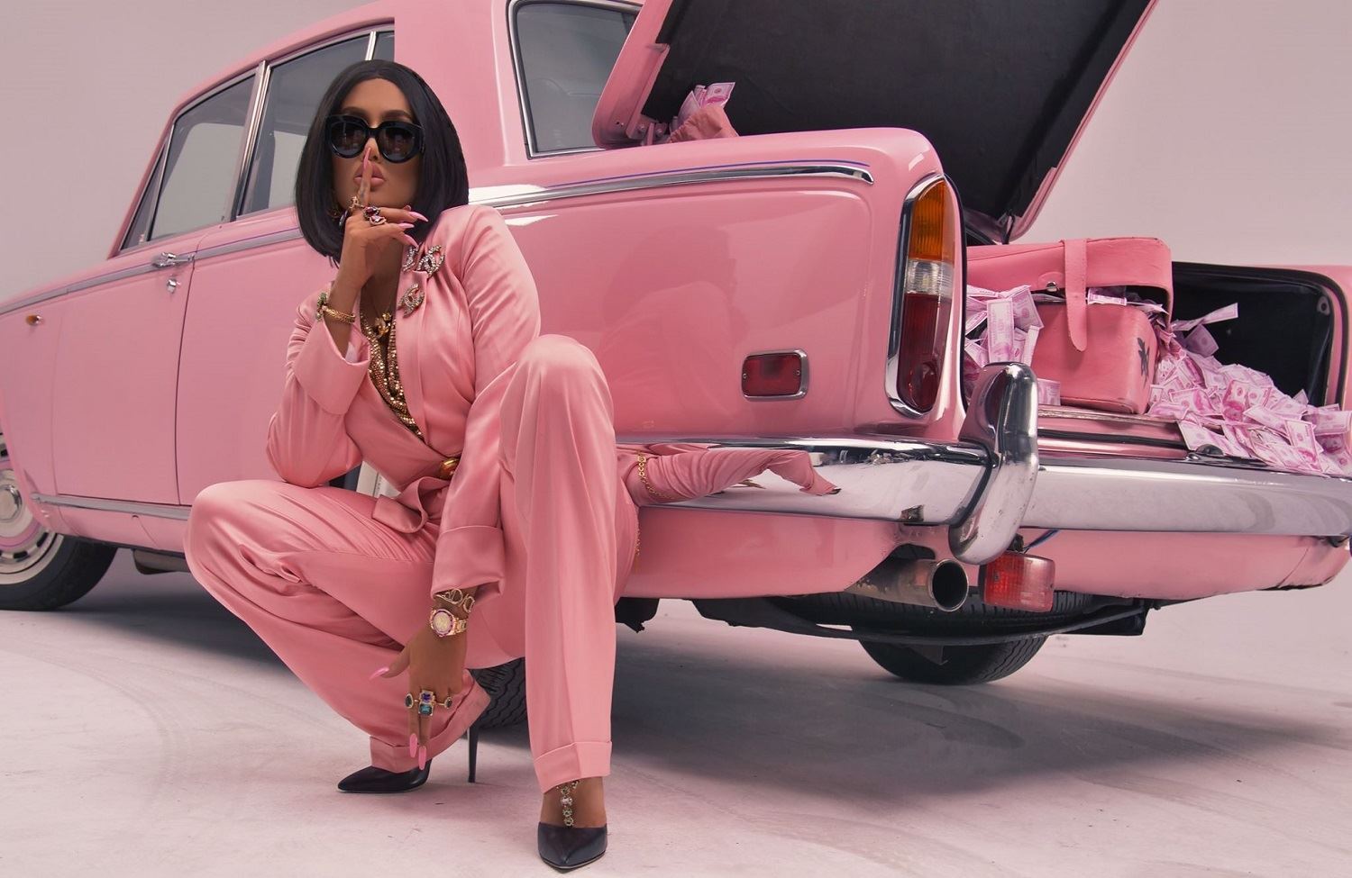 Helly Luv: Min ligel kompaniya Sony peymaneke dîrokî îmze kir