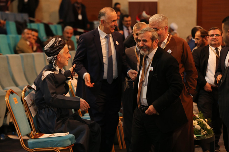 دوو بەربژێری پۆستی ئەمیندار لەکاتی چوون بەرەو سندووقی دەنگدان